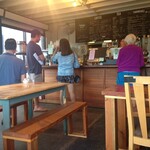 Morning Glass Coffee + Café - メルセデスのオープンで来店のカッコいいおば様