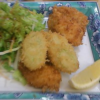 むとう - フグと長ネギフライ、中央の白いフライは長ネギ、上下の茶色いフライはフグ。