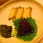 鮨処 凜 - 大将おまかせ　１５０００円（税込）　一品料理-３　蝦夷鮑の煮物　肝ソース、安曇野の山葵・紅たでと【２０２４年９月】