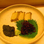 鮨処 凜 - 大将おまかせ　１５０００円（税込）　一品料理-３　蝦夷鮑の煮物　肝ソース、安曇野の山葵・紅たでと【２０２４年９月】