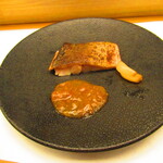 鮨処 凜 - 大将おまかせ　１５０００円（税込）　一品料理-６　羅臼産真ホッケ、燻製らっきょと微肉で【２０２４年９月】