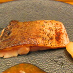鮨処 凜 - 大将おまかせ　１５０００円（税込）　一品料理-６　羅臼産真ホッケ、燻製らっきょと微肉で【２０２４年９月】