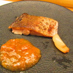 鮨処 凜 - 大将おまかせ　１５０００円（税込）　一品料理-６　羅臼産真ホッケ、燻製らっきょと微肉で【２０２４年９月】