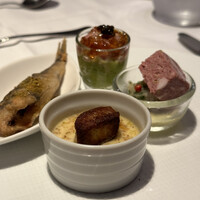 アンフュージョン - フランス産マッシュルームのフラン、白胡麻ソース、フォアグラのポワレ