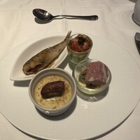 アンフュージョン - 1皿目
                    季節のアミューズ4皿盛り。