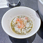 Japanese Soba Noodles 蔦 - 多層的なスープの旨みと本ずわい蟹のフレークがとても美味しいです