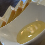 焼きもの家 慶 - 誰が考えたか、スモークしたチーズをハチミツでいただくと言う絶妙な組み合わせ