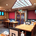 やぶ善 - 奥のテーブル席から玄関方向。