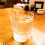 やぶ善 - 着席後すぐに提供してくれるお水も、しっかりと冷たい。