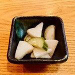 やぶ善 - ビールにサービスの糠漬け。しっかりと発酵させた、老舗ならではの逸品。