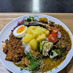 スパイスカレー高丸 - そごう農園さんのとうやとあのみのりをトッピング