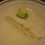 そばがき。１/3ほど、取ったあと。提供されたときは、まんまるの形でした（＾＾；）６００円。