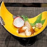 創作四川料理 廣明 - 自家製エビ春巻き 高麗人参スプラウト 食用ほうずき