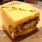 佳肴 三佐和 - 鮮やかな黄色が美しい表面と、身厚のうなぎが半分ほどを占めようかという断面。上面の一筋はすり潰した山椒だろうか。