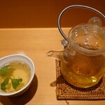 佳肴 三佐和 - 出汁を湯呑み茶碗に注ぐ。一杯目は三つ葉の香りとともに。しみじみとした味わいに深く感動した。