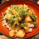 佳肴 三佐和 - 天ばら丼。貝柱の一粒ずつ、ぶつ切りにされた海老の一つずつ、三つ葉は少量ずつをひとまとめとし、それぞれが衣をまとっている。