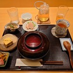 佳肴 三佐和 - 蓋がされた天ばら丼が最後にそっと置かれ、見事な “天ばらだし玉うなぎ御膳” が完成した。