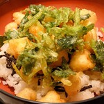 佳肴 三佐和 - 揚げた直後に塩が振り掛けられているから、衣が適度の塩分を含んでいて味が決まっている。更に散りばめられた塩昆布が、旨味ある塩味でサポートしている。