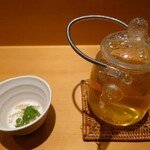佳肴 三佐和 - ガラス器に入ったたっぷりの出汁。湯呑み茶碗は出汁をスープとして飲む際に使用する。