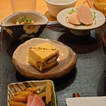 佳肴 三佐和 - 上から小鉢二品、だし玉うなぎ、香の物。だし玉うなぎは単品注文品の半分にカットしたもの。