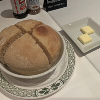 ロウリーズ・ザ・プライムリブ 恵比寿ガーデンプレイス店 - 自家製パン