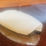 登喜和鮨 - 墨イカのこどもの握り。絶妙な歯応えがあります。