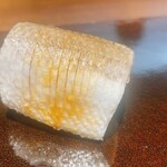 登喜和鮨 - カマスの握り。スダチで締めているとのこと。