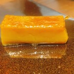 登喜和鮨 - デザートのような玉子焼き。表面がキャラメリゼされていてパリパリです。