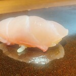 登喜和鮨 - 本アラの握り。昆布で締めてあって旨みが凄いです。