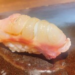 登喜和鮨 - マハタの握り。少ししゃぶしゃぶしています。中に芽ねぎが隠れていて、めちゃくちゃ美味かったです。