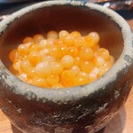 登喜和鮨 - 新潟の郷土料理のととまめ。鮭の卵を茹でています。