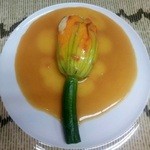 Jenoba - ホタテのムース　花ズッキーニ詰め　オマールエビのソース