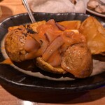 居酒屋 ヨーテル - 揚げじゃがバターのイカの塩辛載せ。メインにもなる。