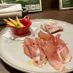 OSTERIA UNO - 前菜　生ハム　パテ　ドライマンゴー