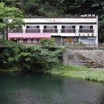 旅館・かじか荘 - 旭川対岸から