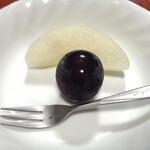 旅館・かじか荘 - 夕食（ナシ ＆ ブドウ）