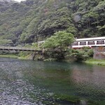 旅館・かじか荘 - 旭川対岸から