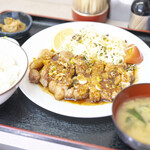 食堂 愛津屋 - 特大豚ステーキライス（1,800円）。