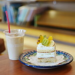 サザコーヒー - 料理写真:フルーツトライフル (¥750)、アイスカフェラテ (¥630)