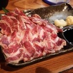 居酒屋 兀突骨 - 馬カルビ刺し　意外とアッサリ