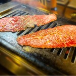 黒毛和牛とタンとハラミ 焼肉じゅんちゃん - 焼きしゃぶはさっと炙って仕上げます。
焼き過ぎ厳禁です！