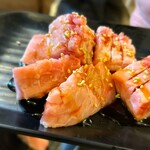 黒毛和牛とタンとハラミ 焼肉じゅんちゃん - 中落ちカルビの脂は甘々　
ナムルと合わせ、サンチュで巻きます