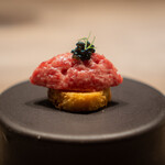 USHIGORO S. - キャビアと和牛の燻製タルタル