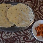 サティヤム - サービスのパパドとオニオンピクルス