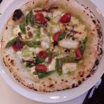 ピッツェリア ウノ カンフォーラ - いろどり春野菜とサラミのピッツァ