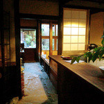 まつは - 奥へと広がる趣のある空間