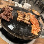 WARABI - 左から、骨付きカルビ・厚切りサムギョプサル・キムチ