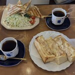 亜羅琲珈 - 手前ツナトースト、奥ホットサンド