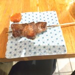 大鶴見食堂 - 豚タン串。うまい。左上の辛子味噌もさらにうまい