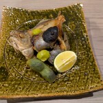 季肴 からはし - うおぜ塩焼きと骨せんべい